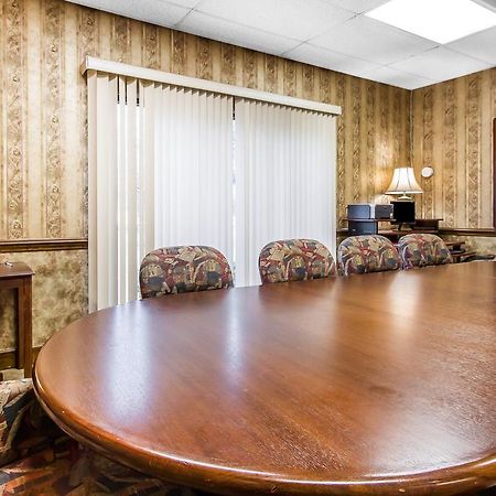 Executive Inn And Suites 恩特普赖斯 外观 照片