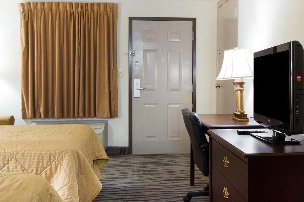 Executive Inn And Suites 恩特普赖斯 外观 照片