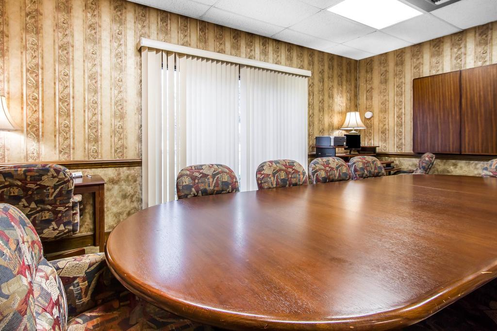 Executive Inn And Suites 恩特普赖斯 外观 照片